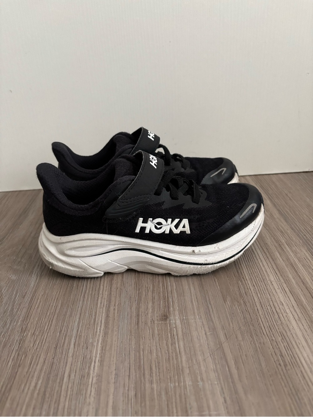Hoka One One Clifton 10 Little Kids Youth Size 12.5 MD Black White Running Shoes